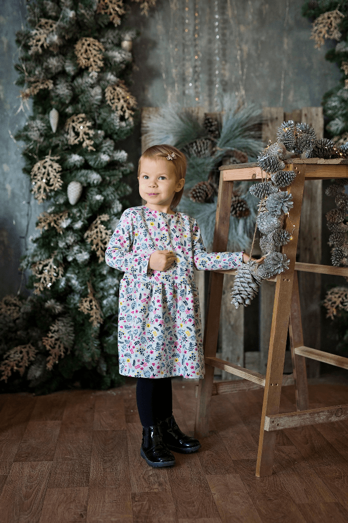 Suknelė "Drugeliai tarp gėlių"