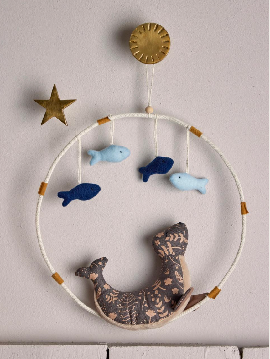 Lulo mobilė, jūrų liūtas su žuvimi, medvilnė ir poliesteris
