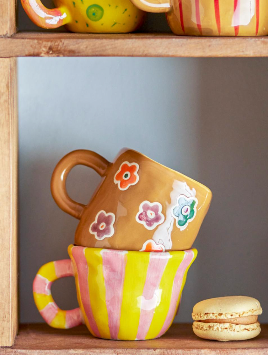 Addy puodelis, rudas, su spalvingomis gėlėmis