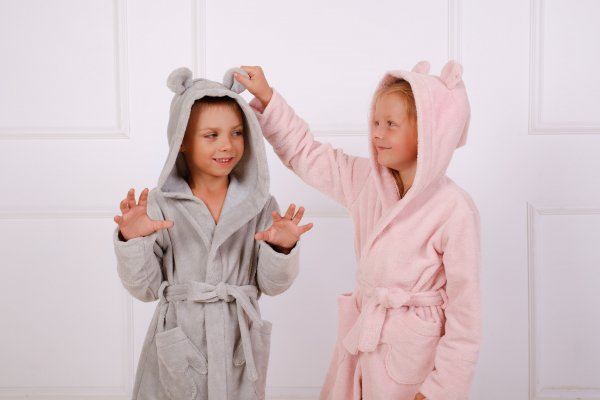 Pilkas vaikiškas frotinis chalatas su gaubtuvu