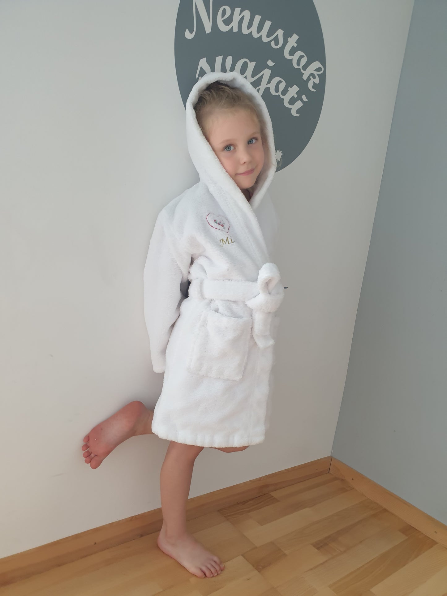 Baltas vaikiškas frotinis chalatas "Širdelė"