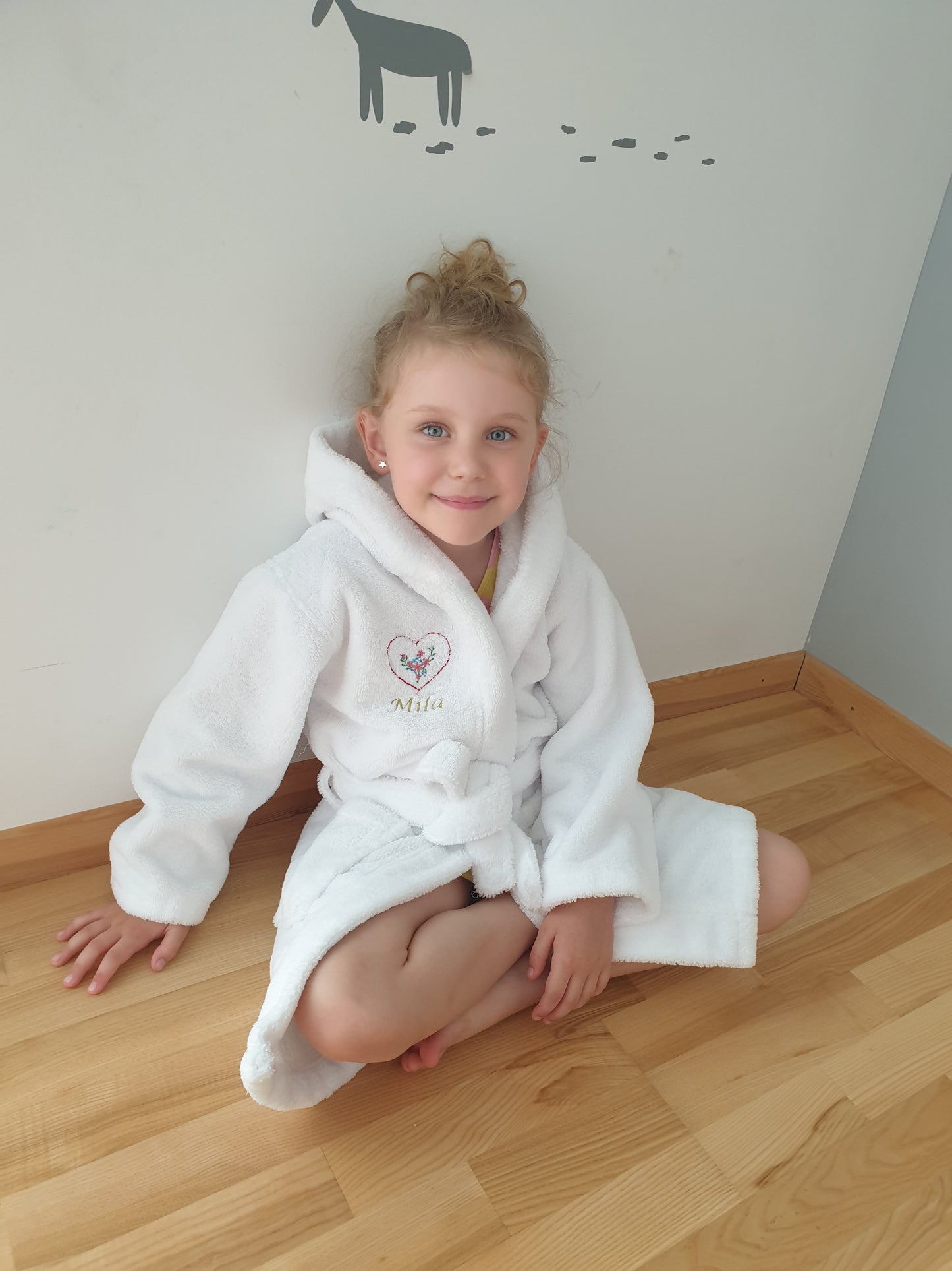 Baltas vaikiškas frotinis chalatas "Širdelė"