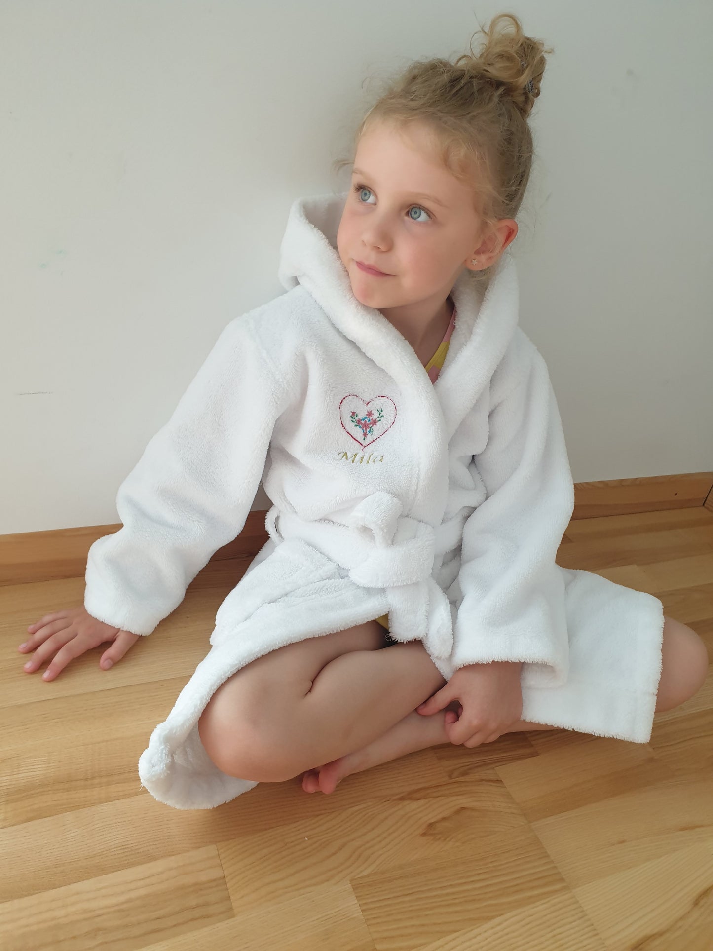 Baltas vaikiškas frotinis chalatas "Širdelė"