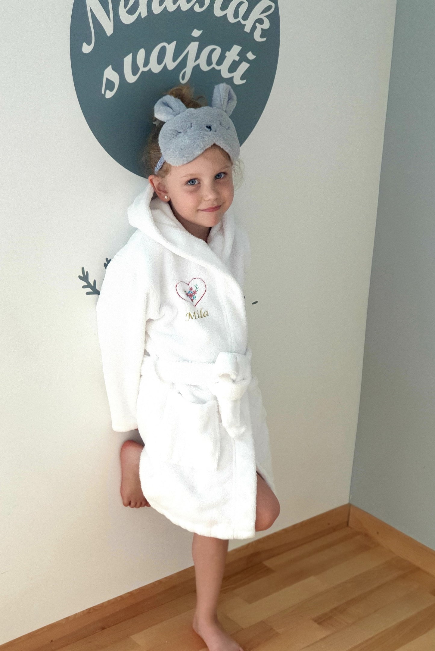 Baltas vaikiškas frotinis chalatas "Širdelė"