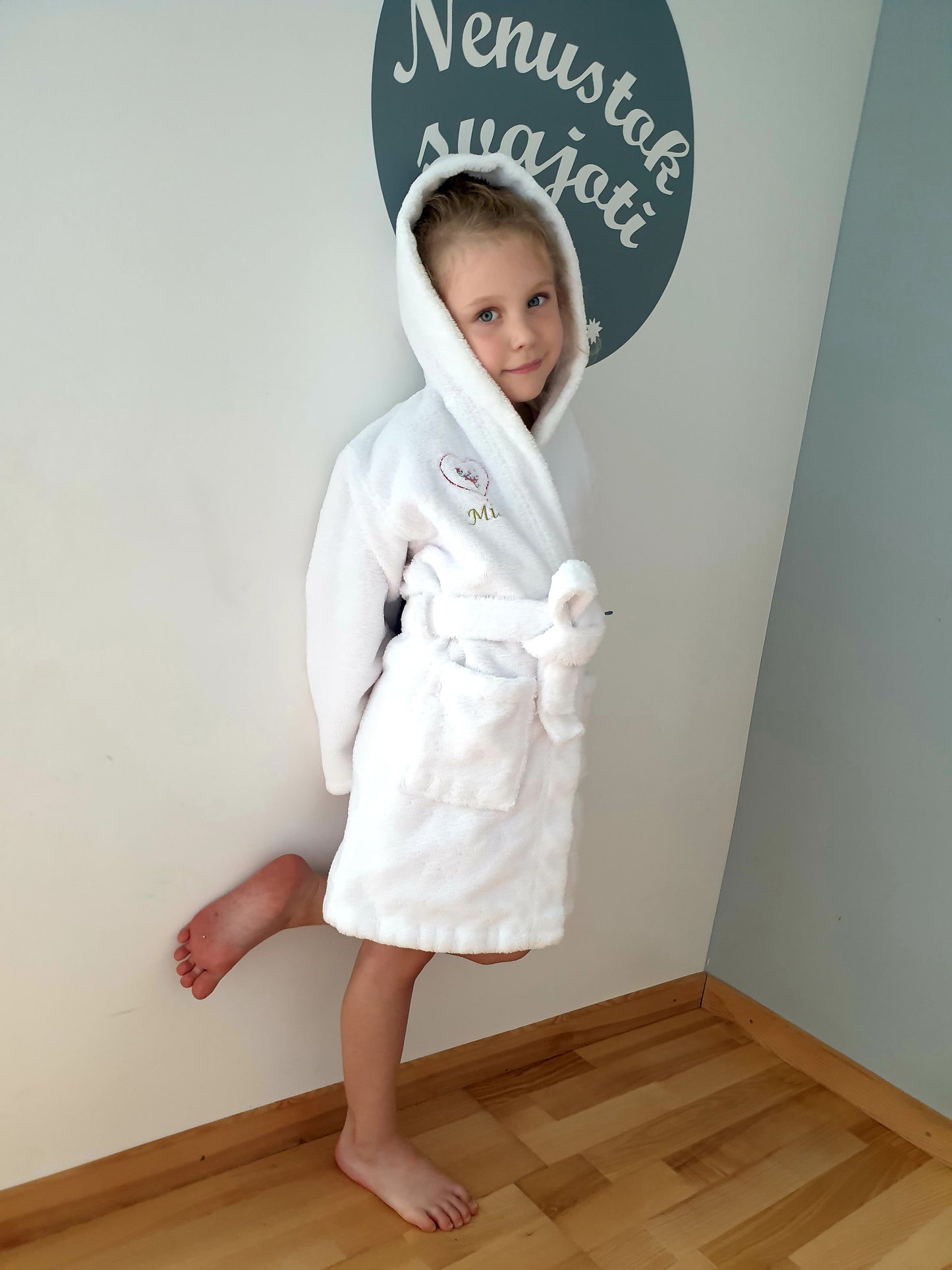 Baltas vaikiškas frotinis chalatas "Širdelė"