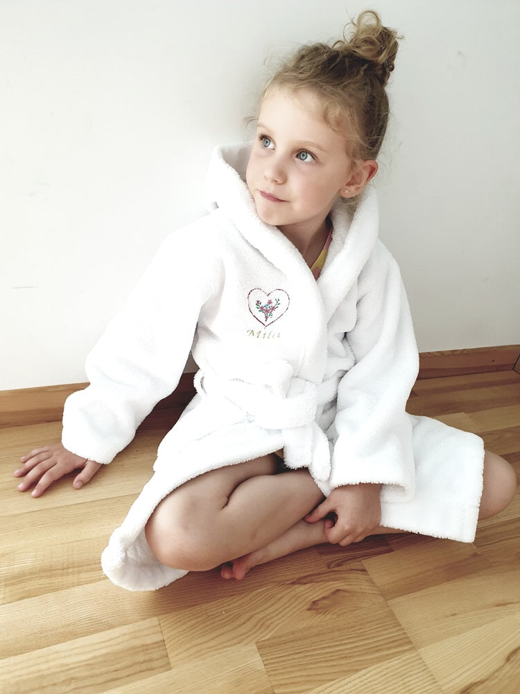 Baltas vaikiškas frotinis chalatas "Širdelė"