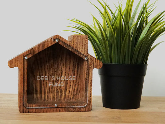 Maža medinė taupyklė „Namukas“ (Galimas graviravimas)