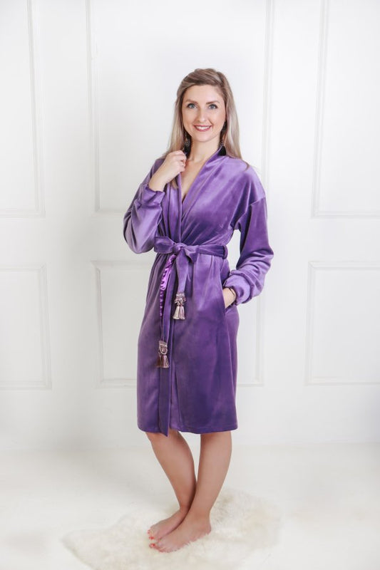 Moteriškas violetinis veliūrinis chalatas