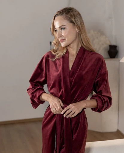 Moteriškas tamsiai raudonas veliūrinis chalatas