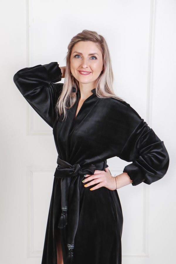 Veliūrinis juodas ilgas chalatas