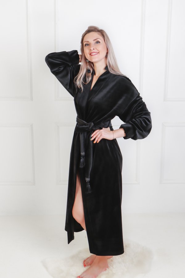 Veliūrinis juodas ilgas chalatas