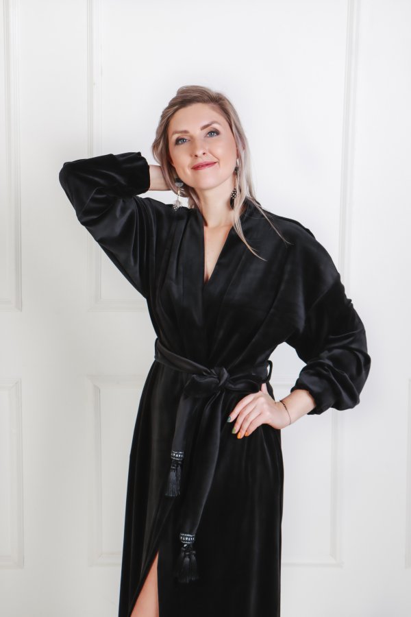 Veliūrinis juodas ilgas chalatas