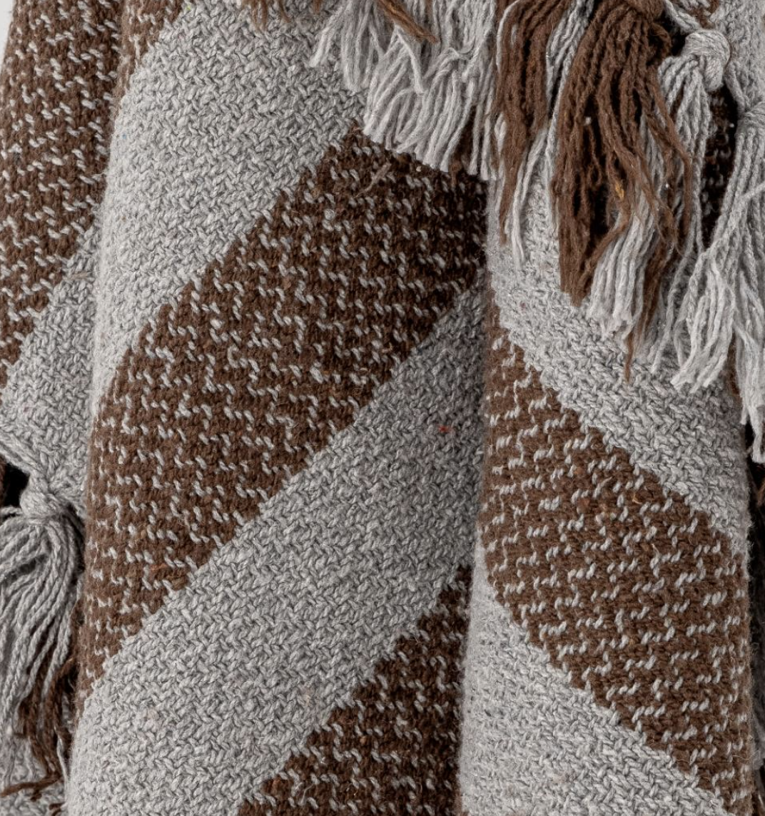 Nann užklotas, perdirbta medvilnė, su kutais