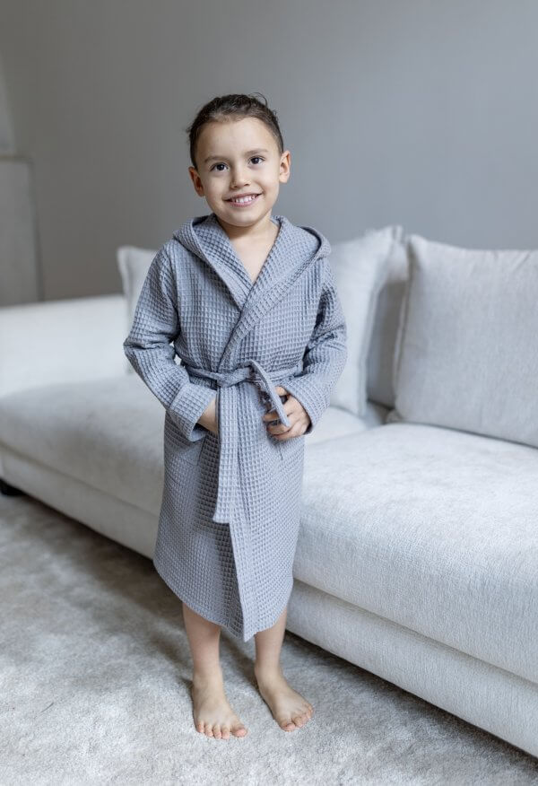 Vaikiškas pilkas vaflinio audinio chalatas