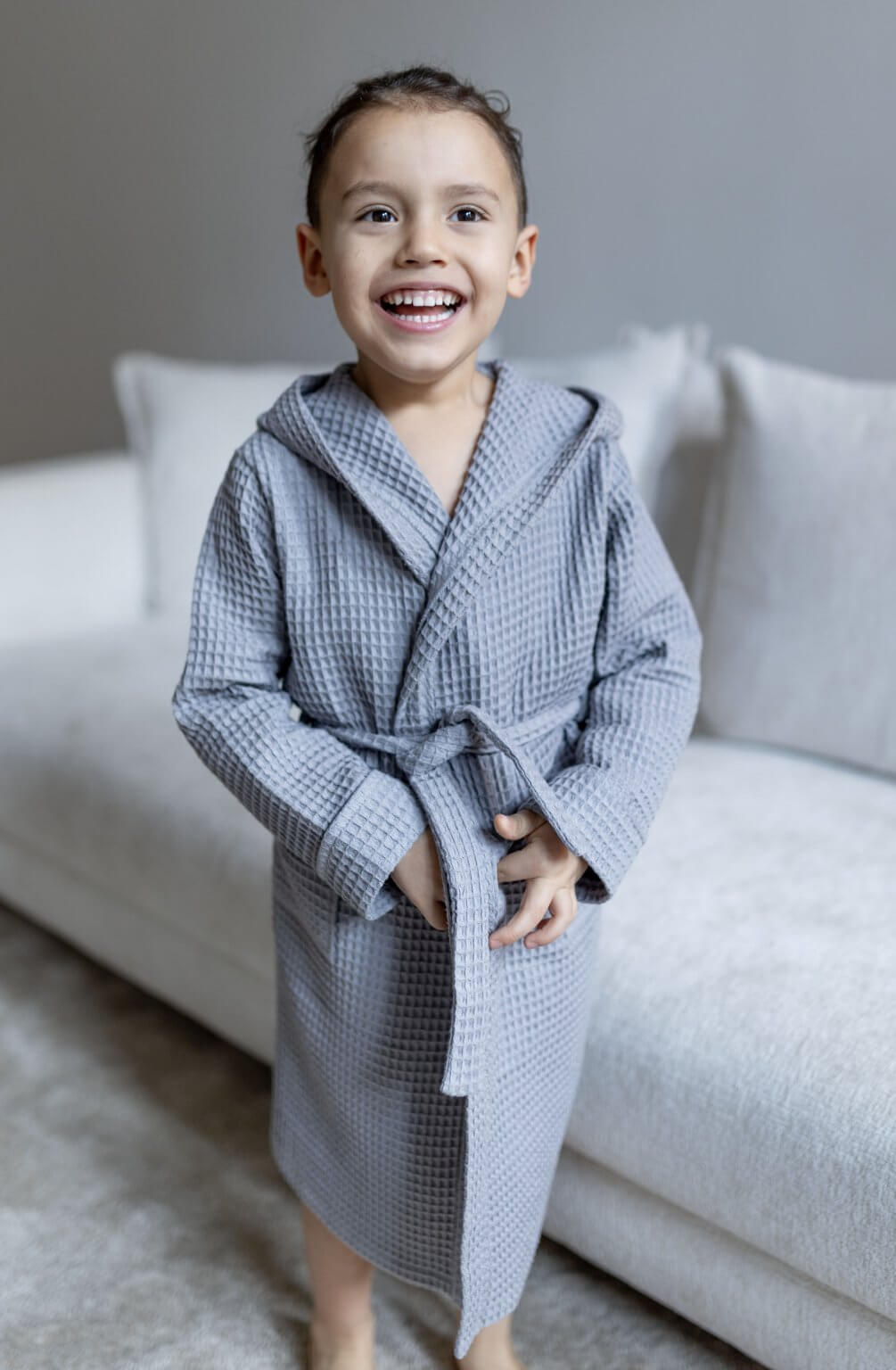 Vaikiškas pilkas vaflinio audinio chalatas