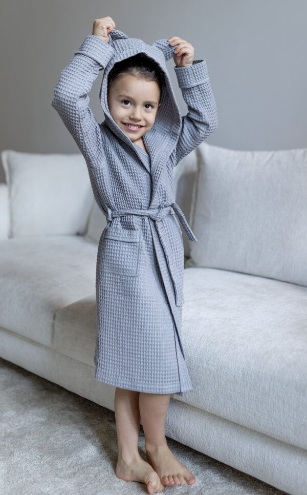 Vaikiškas pilkas vaflinio audinio chalatas