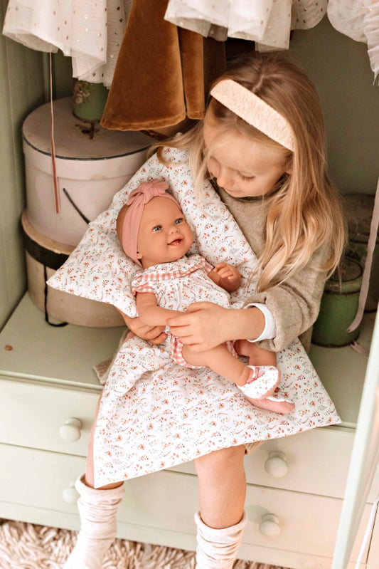 Arias lėlytė su gėlėtu rožiniu pleduku, 42 cm