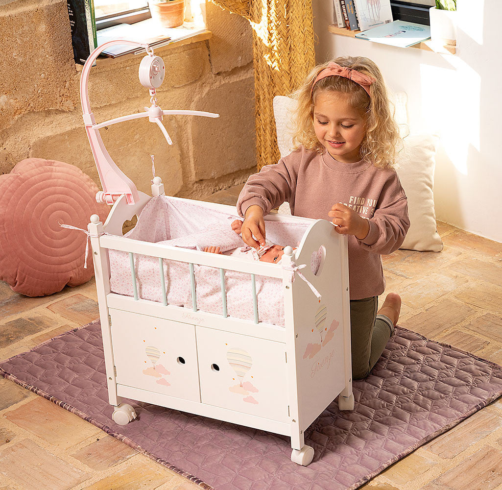 Arias lovytė su spinta ir karusele