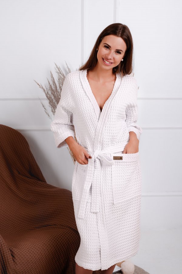 Baltas vaflinio audinio chalatas