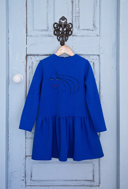 Siuvinėta suknelė "Mergaitės veidas" (Įvairių spalvų)