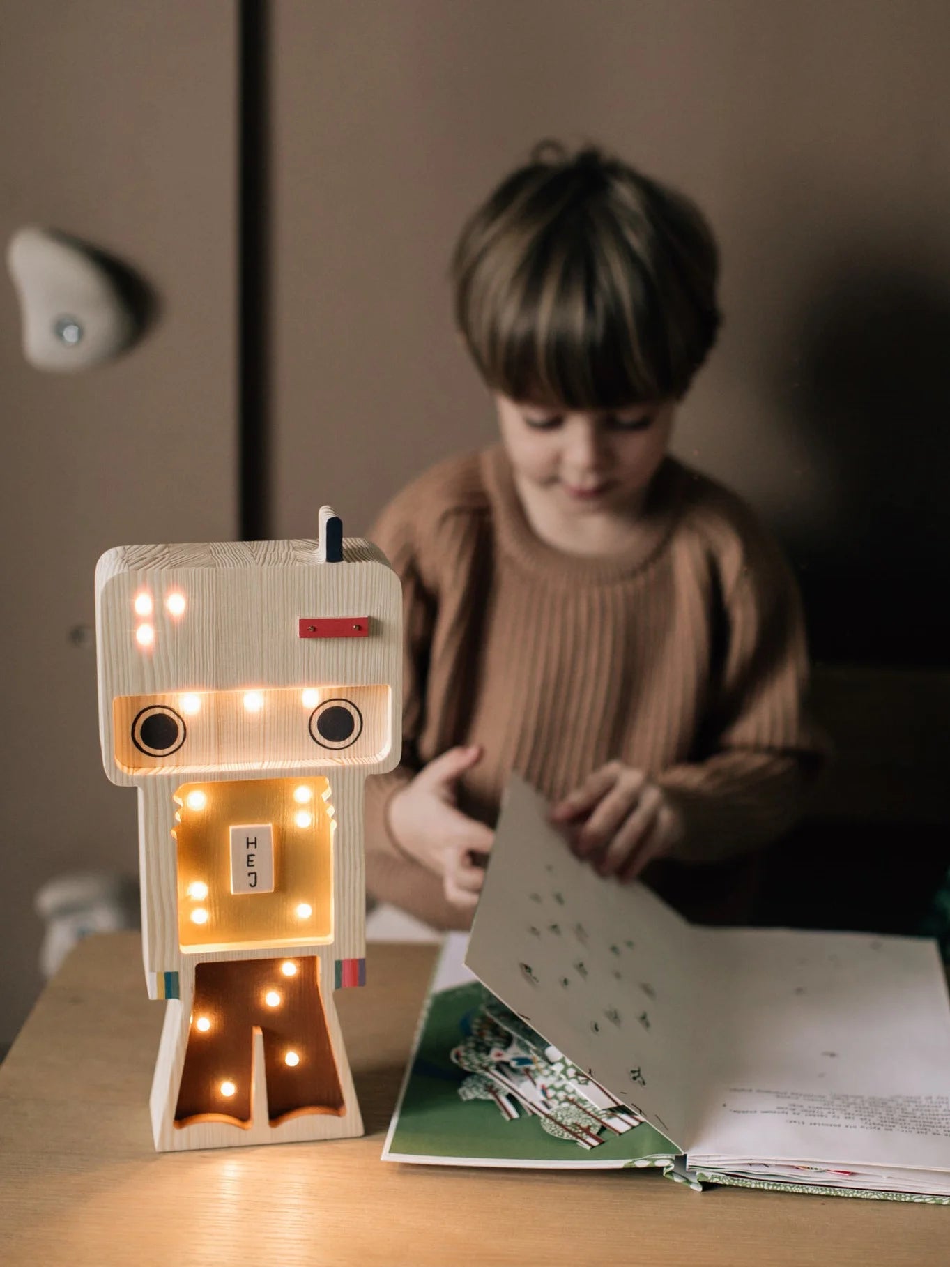 Medinis šviestuvas "Robotas"