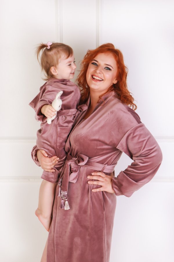 Vaikiškas tamsiai rožinis veliūrinis chalatas su užtrauktuku