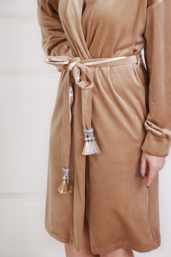 Moteriškas šviesiai rudas veliūrinis chalatas